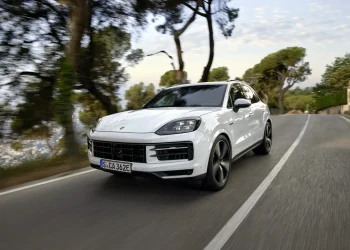 2024 Porsche Cayenne S E-Hybrid w cenie 100 750 dolarów, jako plug-inowy model średniego segmentu