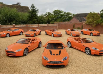 Kolekcja 8 pomarańczowych Aston Martinów trafia na aukcję