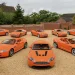 Kolekcja 8 pomarańczowych Aston Martinów trafia na aukcję