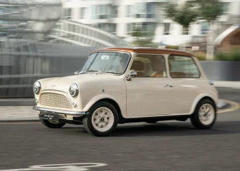 David Brown dodaje opcję elektryczną do swoich odnowionych modeli Minis