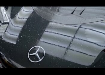 Obejrzyj AMG One, jak zostaje owinięty w folię ochronną przed malowaniem