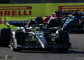 Sainz „śmiał się w samochodzie”, gdy para Mercedesa skopiowała jego taktykę DRS w Suzuce · RaceFans