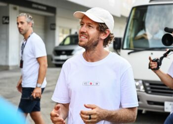 Vettel rozmawia z zespołem Jota Porsche na temat startu w WEC w 2024 roku