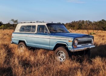 Vigilante 4×4 1975 Jeep Cherokee S łączy w sobie klasyczny wygląd z nowoczesnymi uaktualnieniami