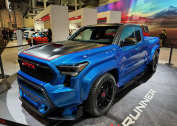 Toyota Tacoma X-Runner to uliczny samochód dostawczy z dwoma turbodoładowanymi silnikami V-6