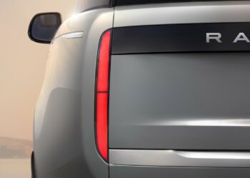 Nowy Range Rover Electric oferuje wydajność V8 i ultra-szybkie ładowanie
